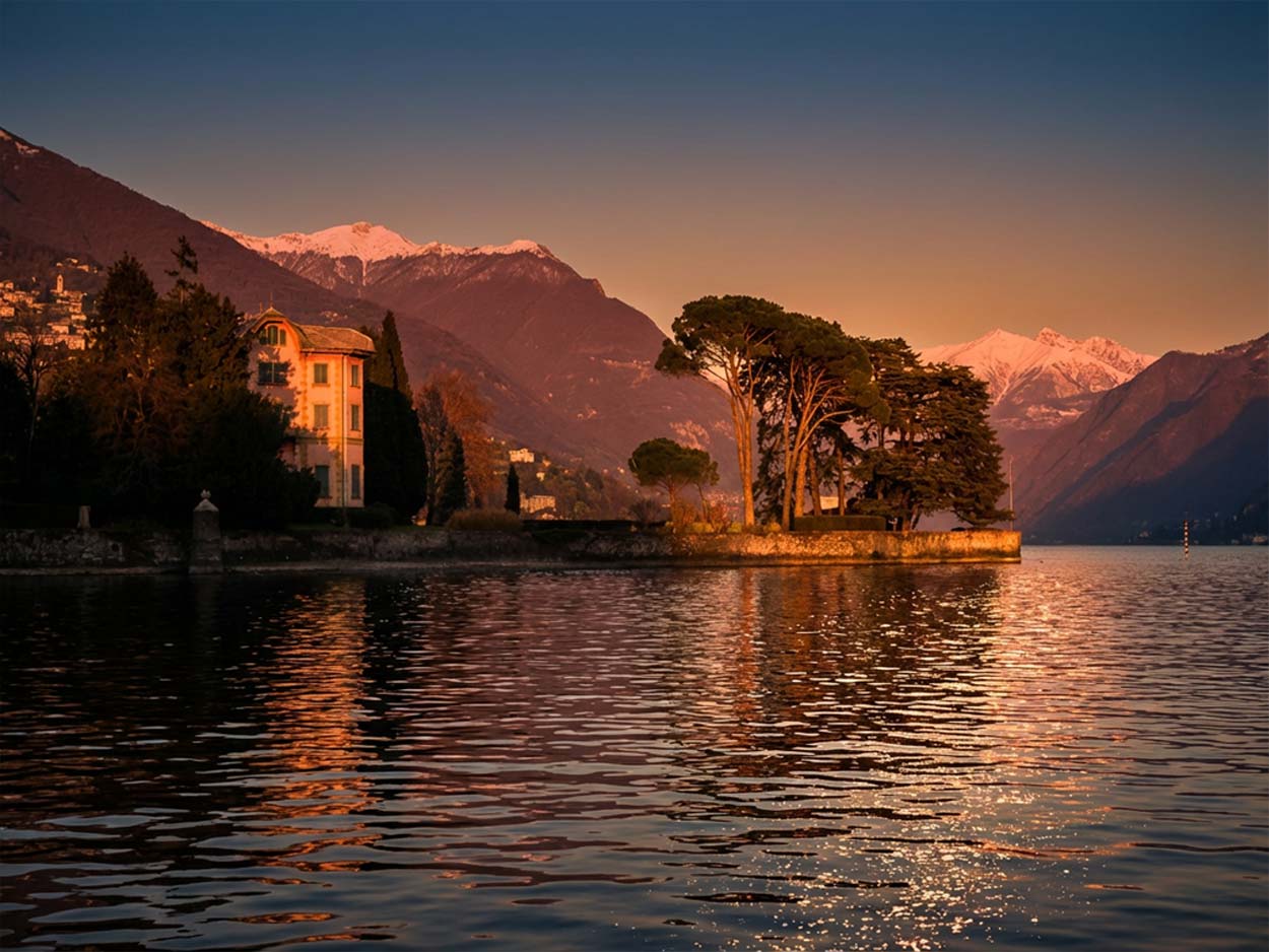 Der Augenblick, in dem das Gold den See berührt